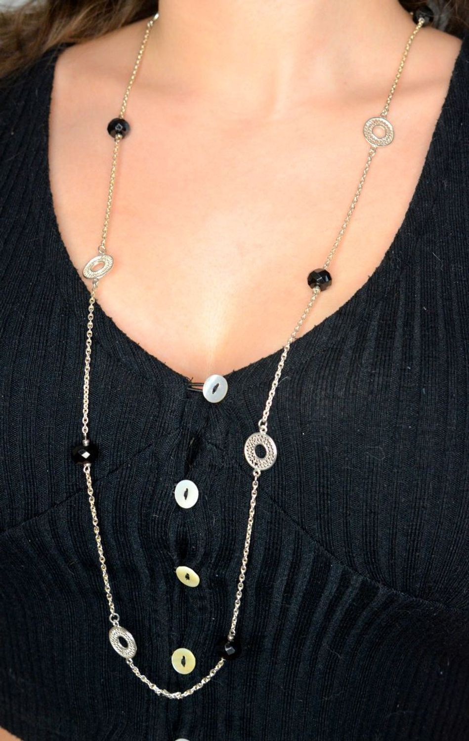 Srebrny naszyjnik z onyksem i ażurowymi kółeczkami N 0846. Niezwykle szykowny naszyjnik celebrytka wykonany z najwyższej jakości srebra to elegancki dodatek do wielu stylizacji.mNaszyjnik wykonany z najwyższej próby srebra z.jpg